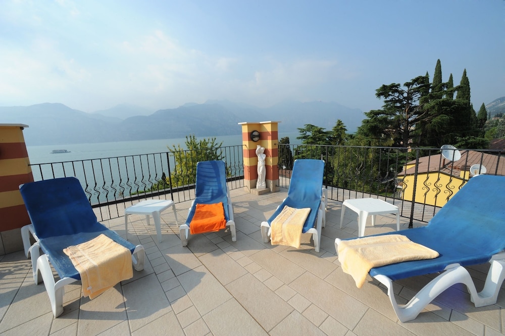 Hotel Cristallo — Hotel building in Malcesine, Veneto
