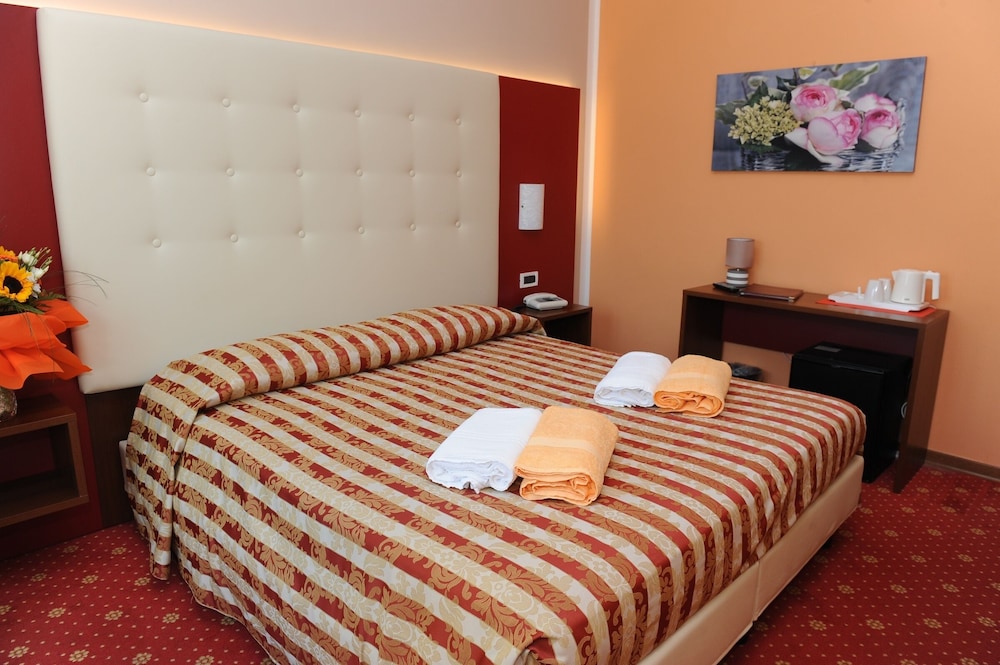 Hotel Cristallo — Hotel rooms in Malcesine, Veneto