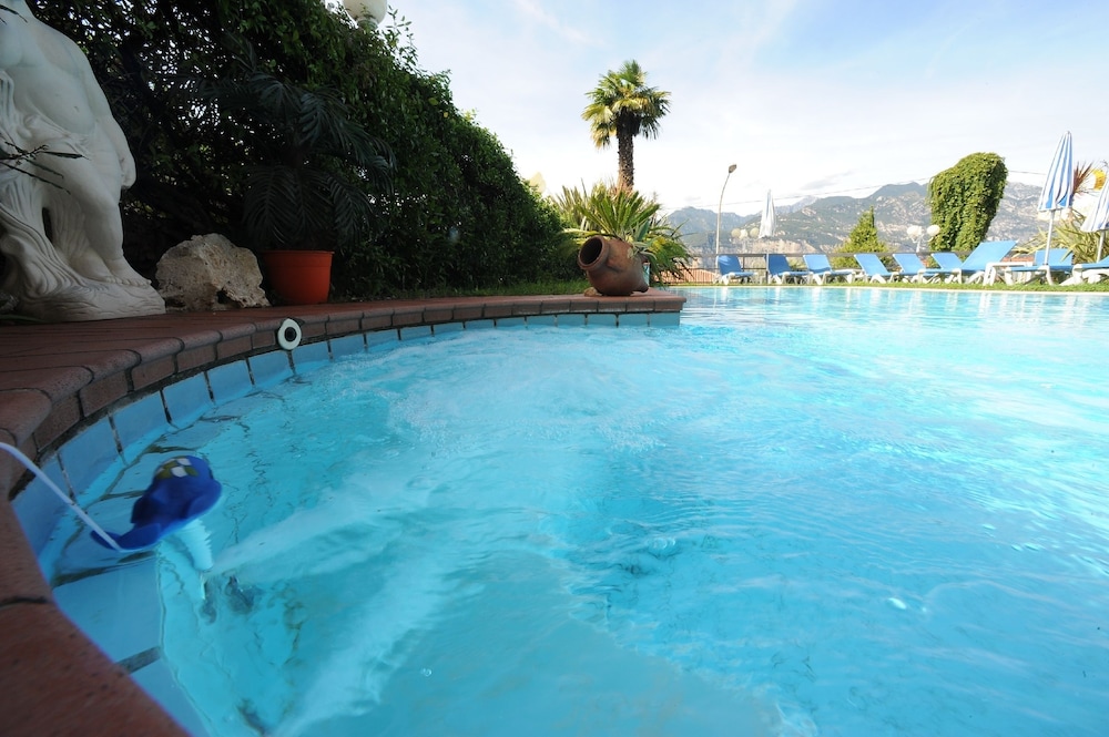 Hotel Cristallo — Swimming pool in Malcesine, Veneto