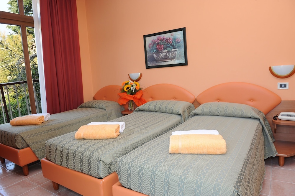 Hotel Cristallo — Hotel rooms in Malcesine, Veneto
