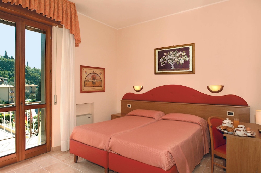 Hotel Cristallo — Hotel rooms in Malcesine, Veneto