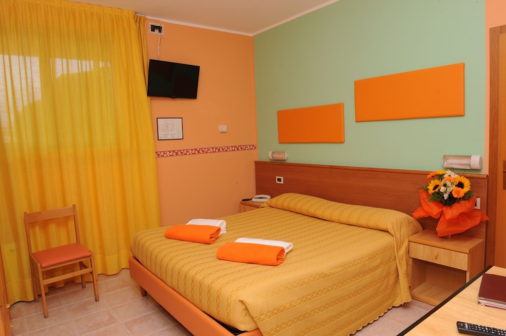 Hotel Cristallo — Hotel rooms in Malcesine, Veneto
