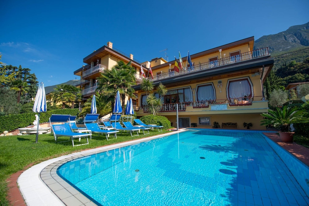 Hotel Cristallo — Main photo in Malcesine, Veneto