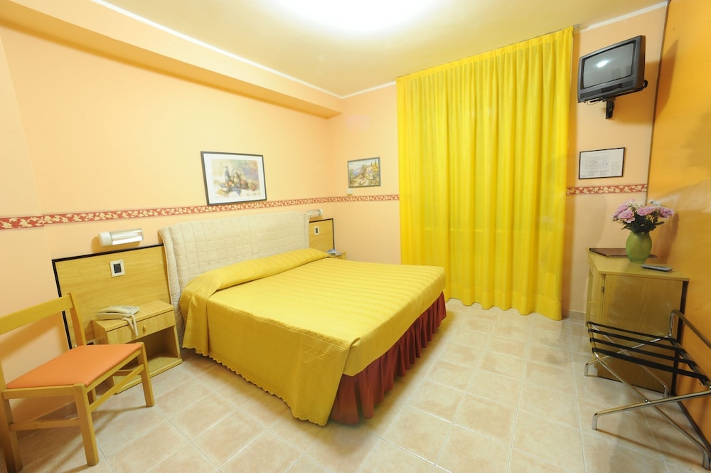 Hotel Cristallo — Hotel rooms in Malcesine, Veneto