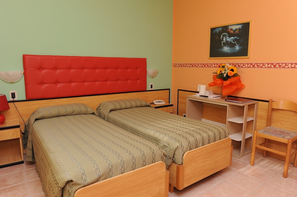 Hotel Cristallo — Hotel rooms in Malcesine, Veneto