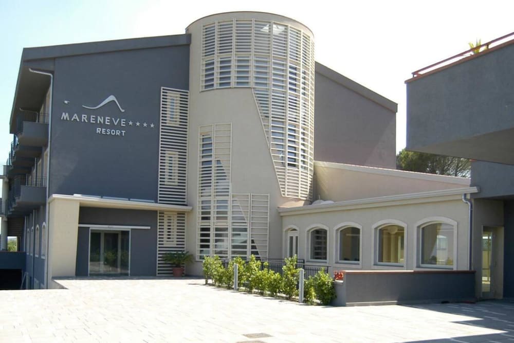 Mareneve Resort — Hotel building in Linguaglossa, Sicily