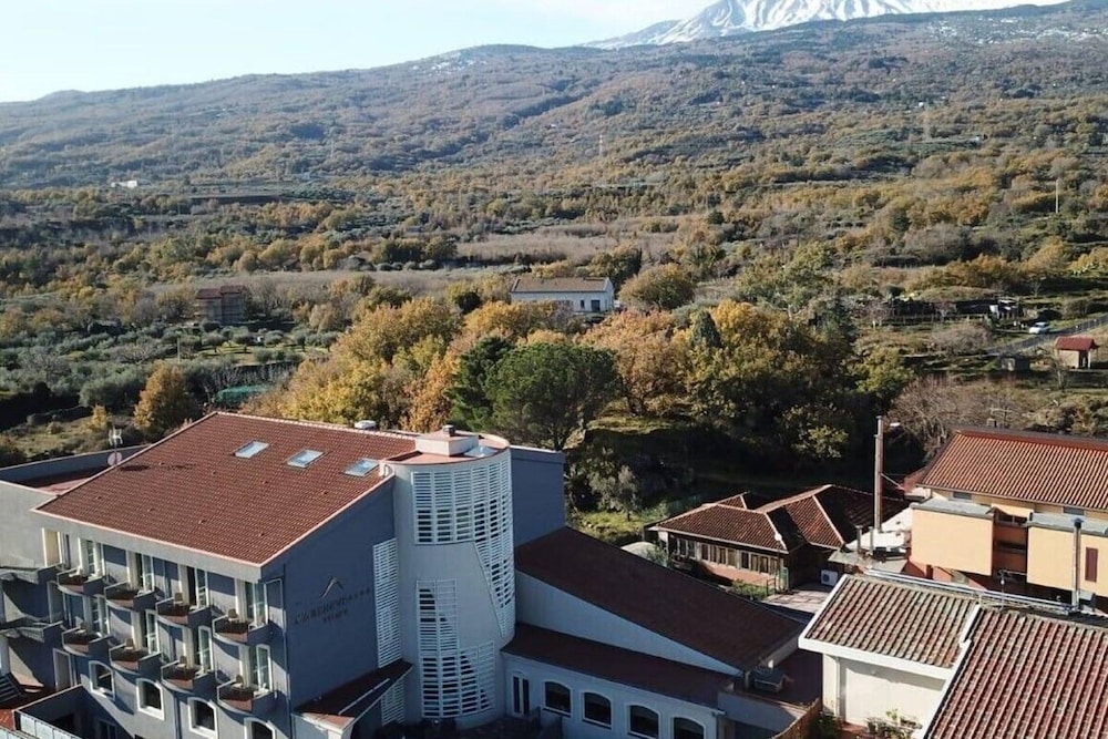 Mareneve Resort — Hotel building in Linguaglossa, Sicily