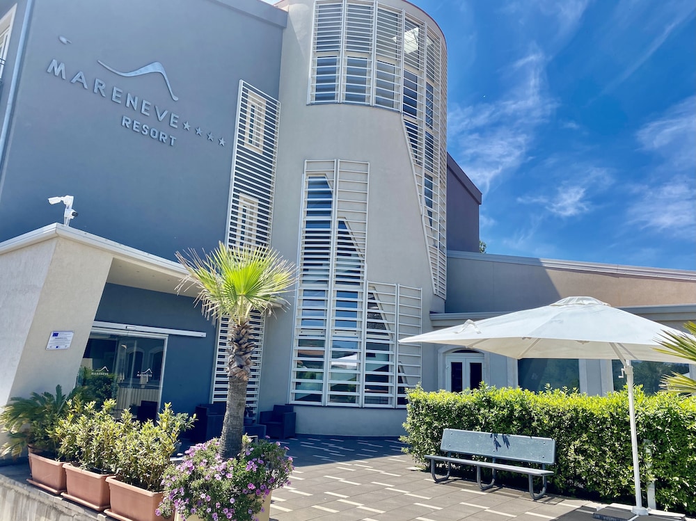 Mareneve Resort — Hotel building in Linguaglossa, Sicily
