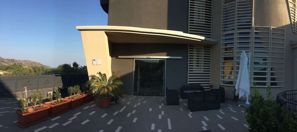 Mareneve Resort — Hotel building in Linguaglossa, Sicily