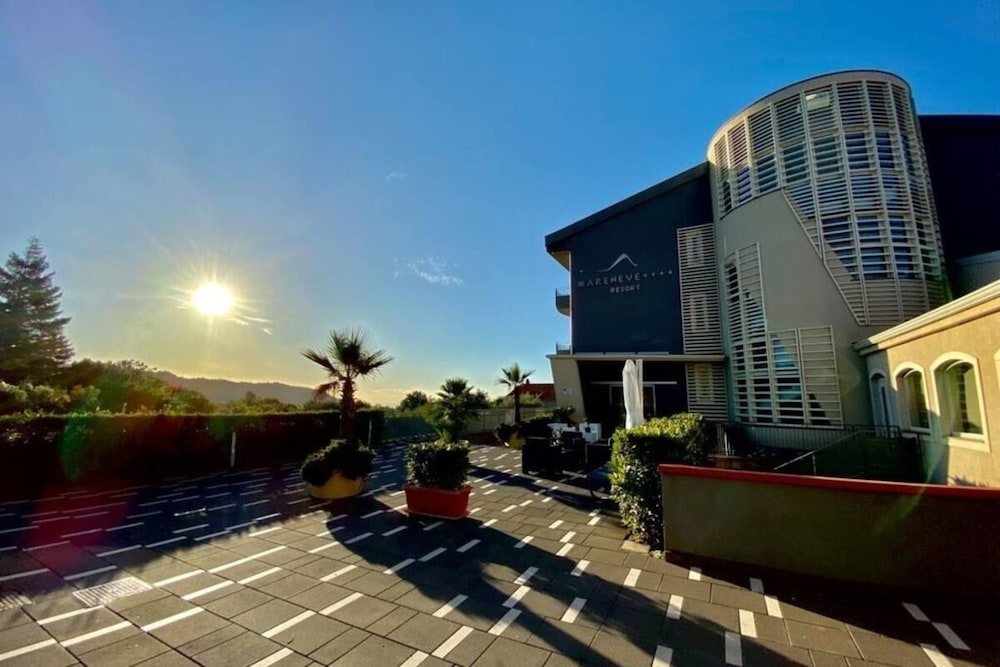 Mareneve Resort — Hotel building in Linguaglossa, Sicily
