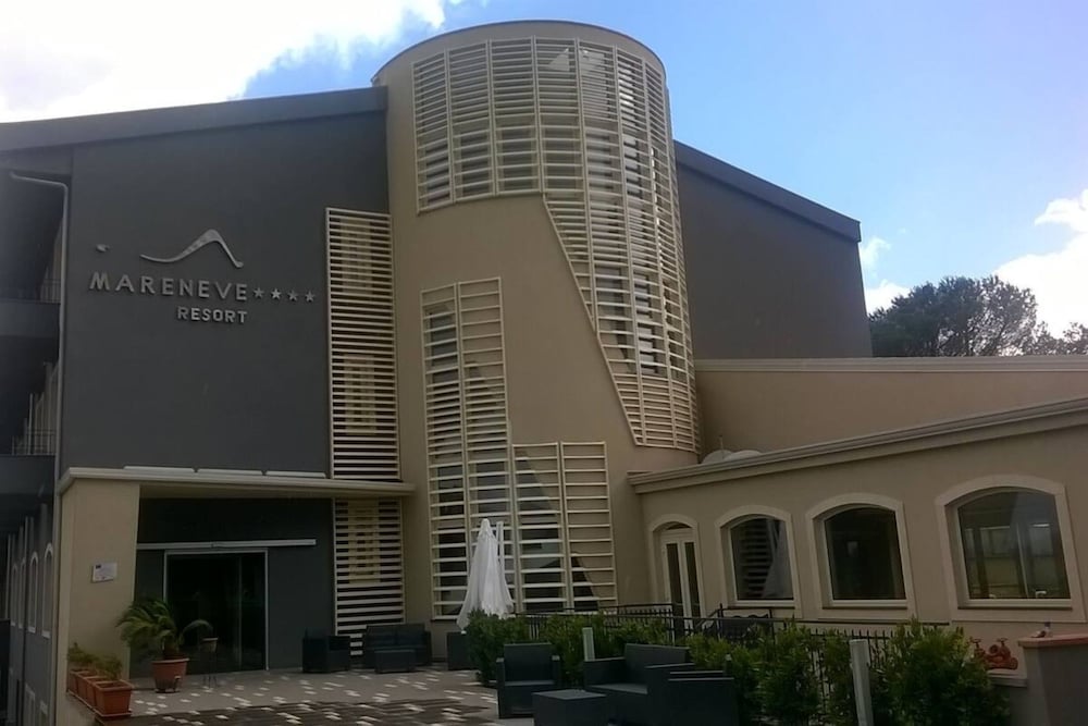 Mareneve Resort — Hotel building in Linguaglossa, Sicily