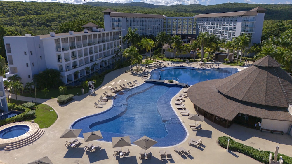 Royalton Hideaway Blue Waters - Montego Bay, An Autograph Collection® All-Inclusive Resort - Adults Only — Swimming pool in Falmouth