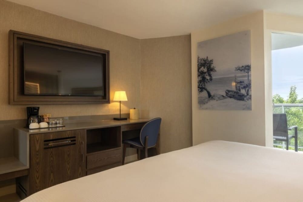 Royalton Hideaway Blue Waters - Montego Bay, An Autograph Collection® All-Inclusive Resort - Adults Only — Hotel rooms in Falmouth