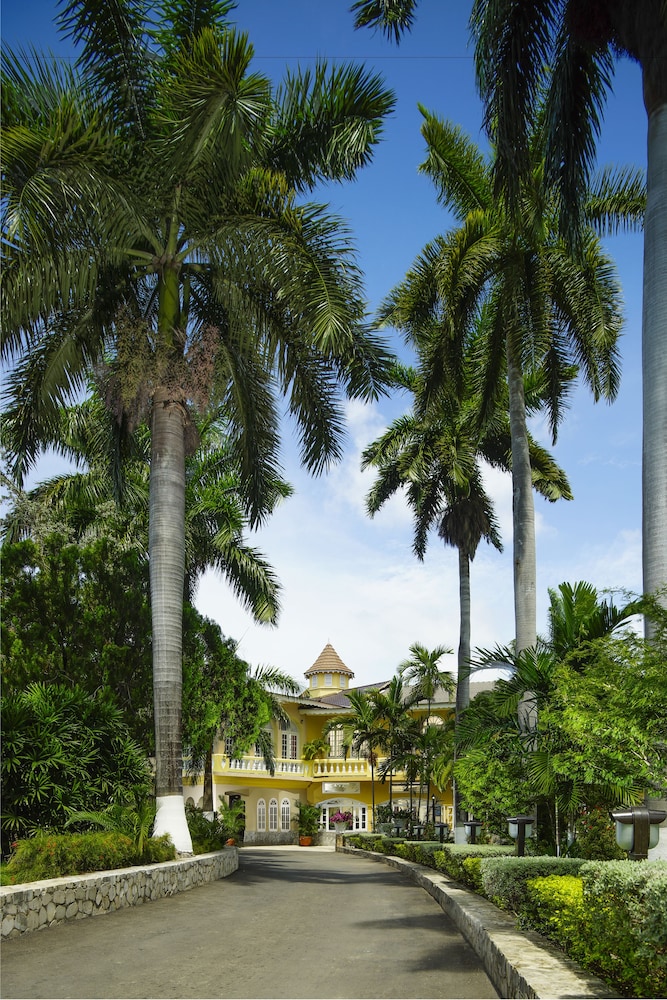SeaGarden Beach Resort - All Inclusive — Hotel building in Montego Bay