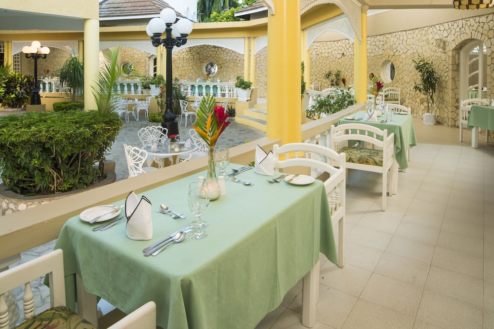 SeaGarden Beach Resort - All Inclusive — Restaurant & bars in Montego Bay