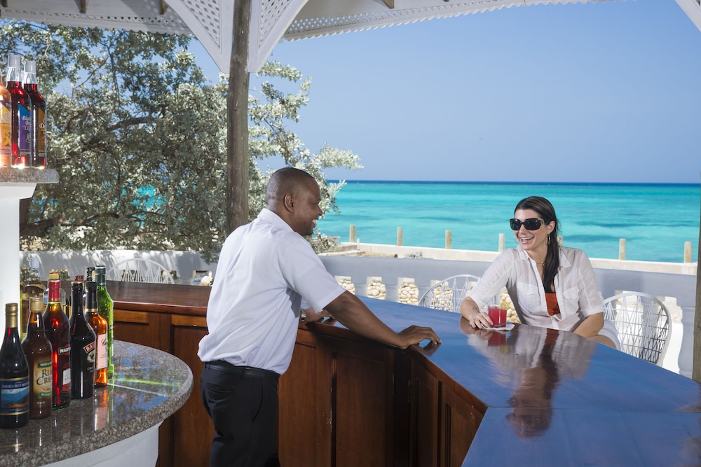 SeaGarden Beach Resort - All Inclusive — Restaurant & bars in Montego Bay