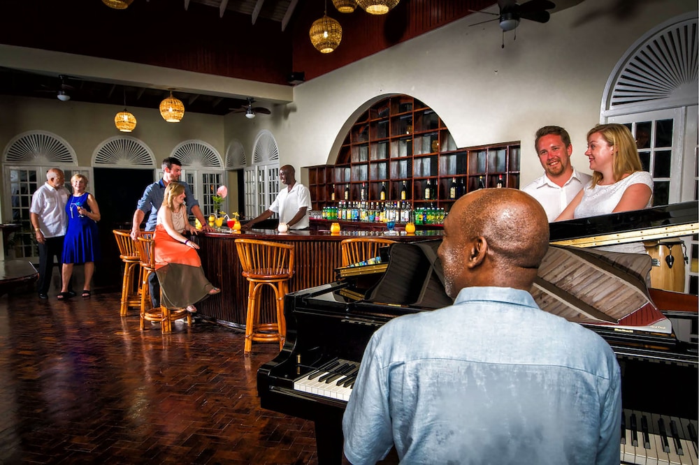 SeaGarden Beach Resort - All Inclusive — Restaurant & bars in Montego Bay