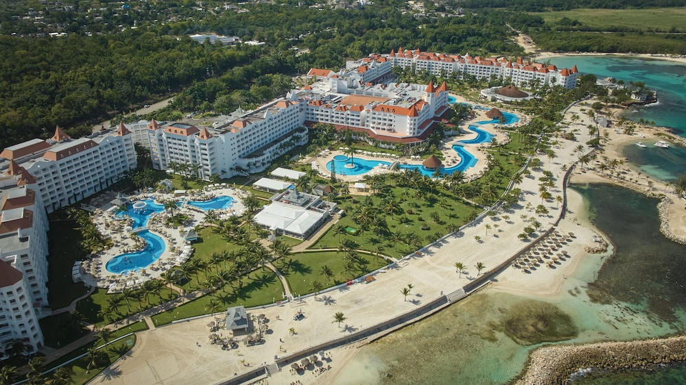 Bahia Principe Escape Runaway Bay - Hyatt Inclusive Collection - Adults Only- Renovated 2026 — Hotel building in Runaway Bay