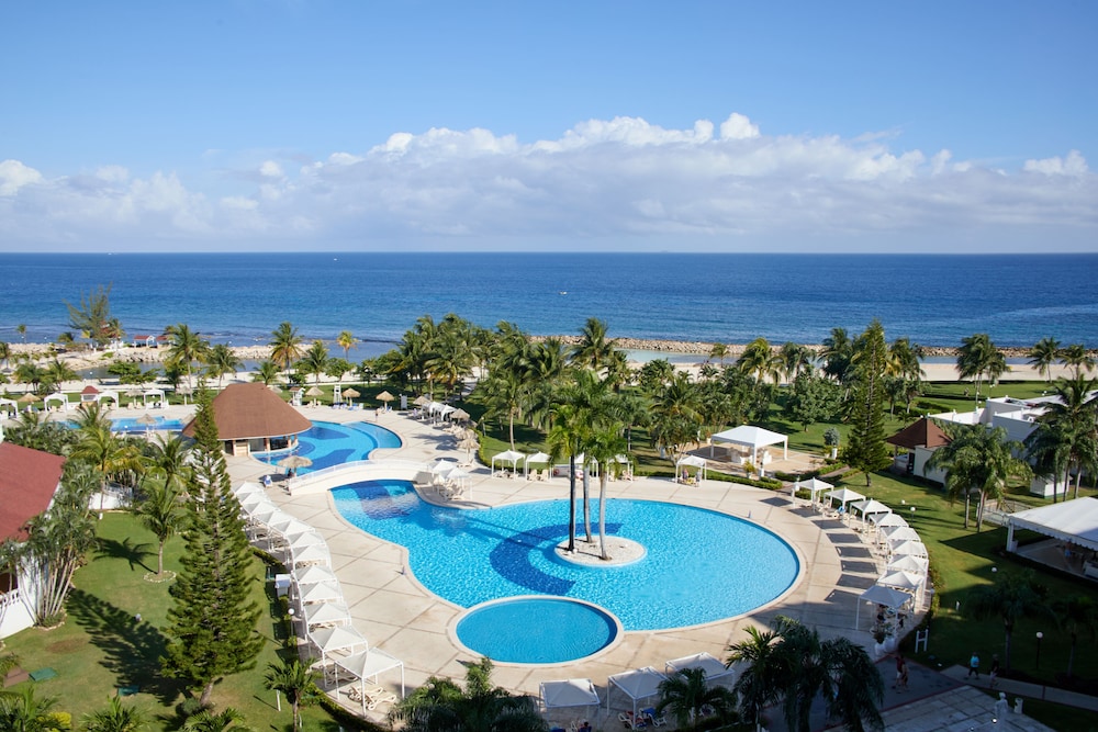 Bahia Principe Escape Runaway Bay - Hyatt Inclusive Collection - Adults Only- Renovated 2026 — Swimming pool in Runaway Bay