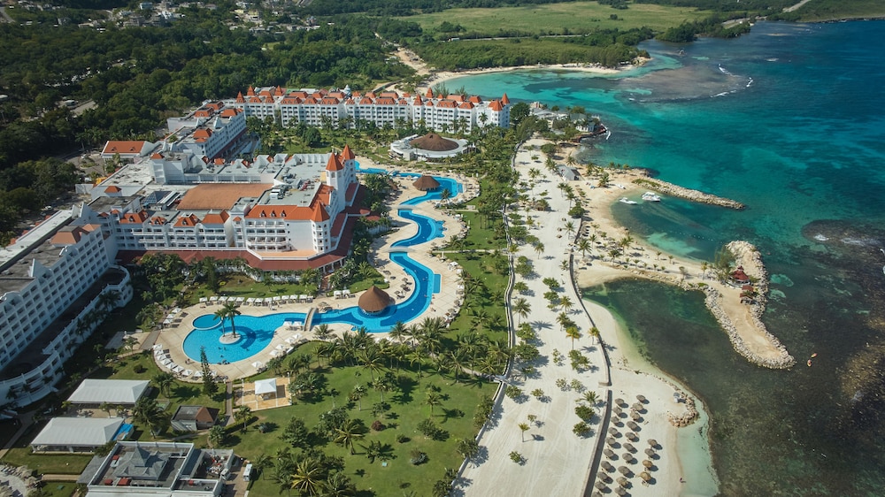 Bahia Principe Escape Runaway Bay - Hyatt Inclusive Collection - Adults Only- Renovated 2026 — Hotel building in Runaway Bay