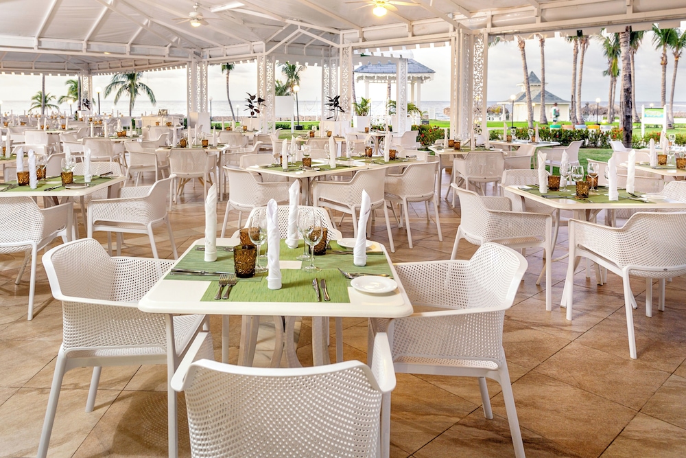 Bahia Principe Escape Runaway Bay - Hyatt Inclusive Collection - Adults Only- Renovated 2026 — Restaurant & bars in Runaway Bay
