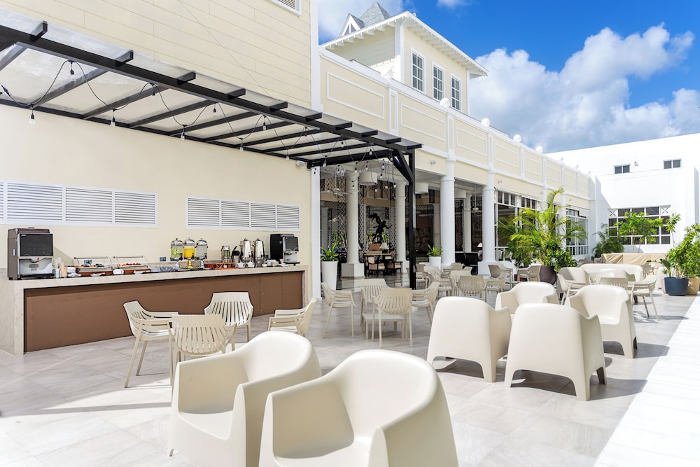 Bahia Principe Escape Runaway Bay - Hyatt Inclusive Collection - Adults Only- Renovated 2026 — Restaurant & bars in Runaway Bay