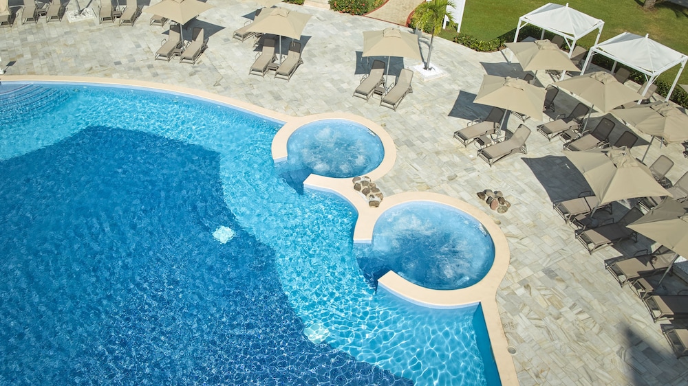 Bahia Principe Escape Runaway Bay - Hyatt Inclusive Collection - Adults Only- Renovated 2026 — Swimming pool in Runaway Bay