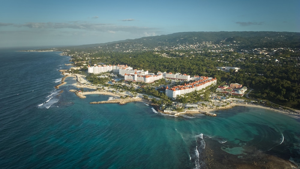 Bahia Principe Escape Runaway Bay - Hyatt Inclusive Collection - Adults Only- Renovated 2026 — Hotel building in Runaway Bay