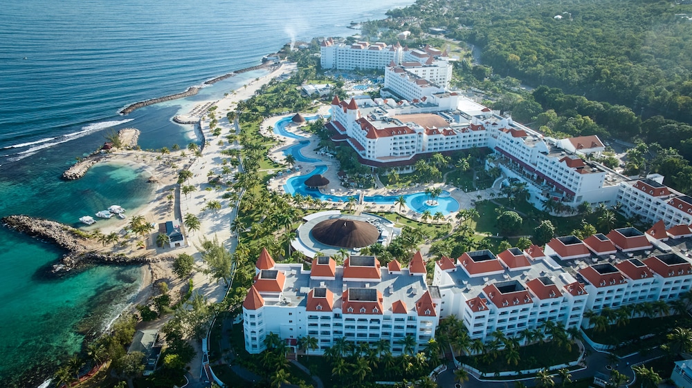 Bahia Principe Escape Runaway Bay - Hyatt Inclusive Collection - Adults Only- Renovated 2026 — Hotel building in Runaway Bay