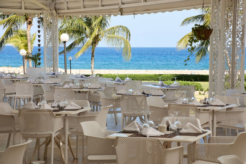Bahia Principe Escape Runaway Bay - Hyatt Inclusive Collection - Adults Only- Renovated 2026 — Restaurant & bars in Runaway Bay