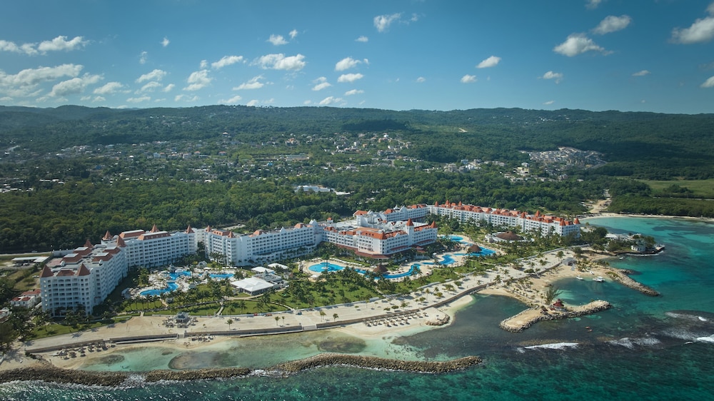 Bahia Principe Escape Runaway Bay - Hyatt Inclusive Collection - Adults Only- Renovated 2026 — Hotel building in Runaway Bay