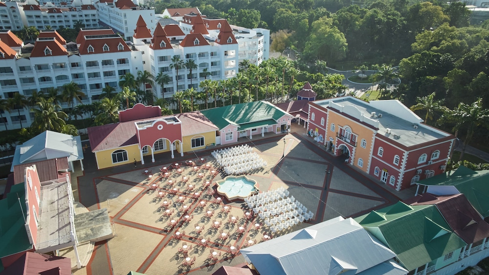 Bahia Principe Escape Runaway Bay - Hyatt Inclusive Collection - Adults Only- Renovated 2026 — Hotel building in Runaway Bay