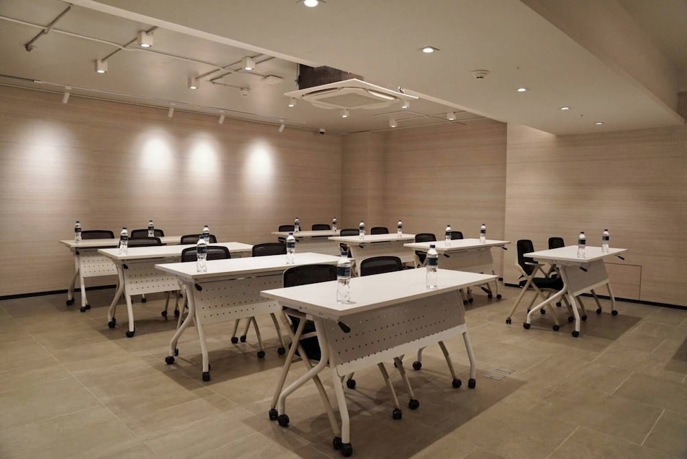Viewplace Hotel & Residence — Restaurant & bars in Bangkok, Bangkok