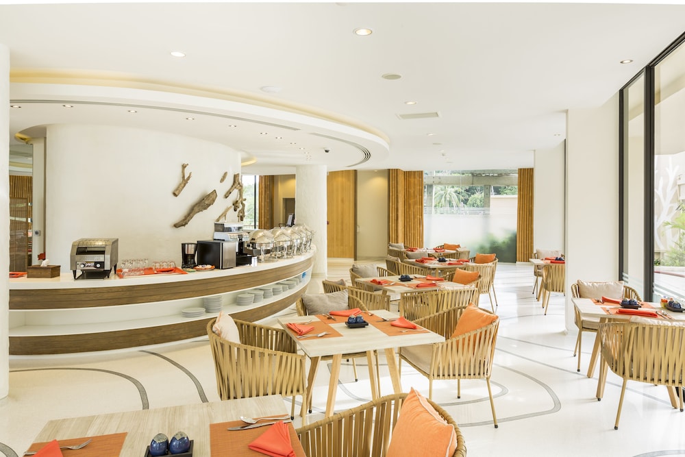 Bandara Beach Resort, Phuket — Restaurant in Ko Lon, Phuket Province