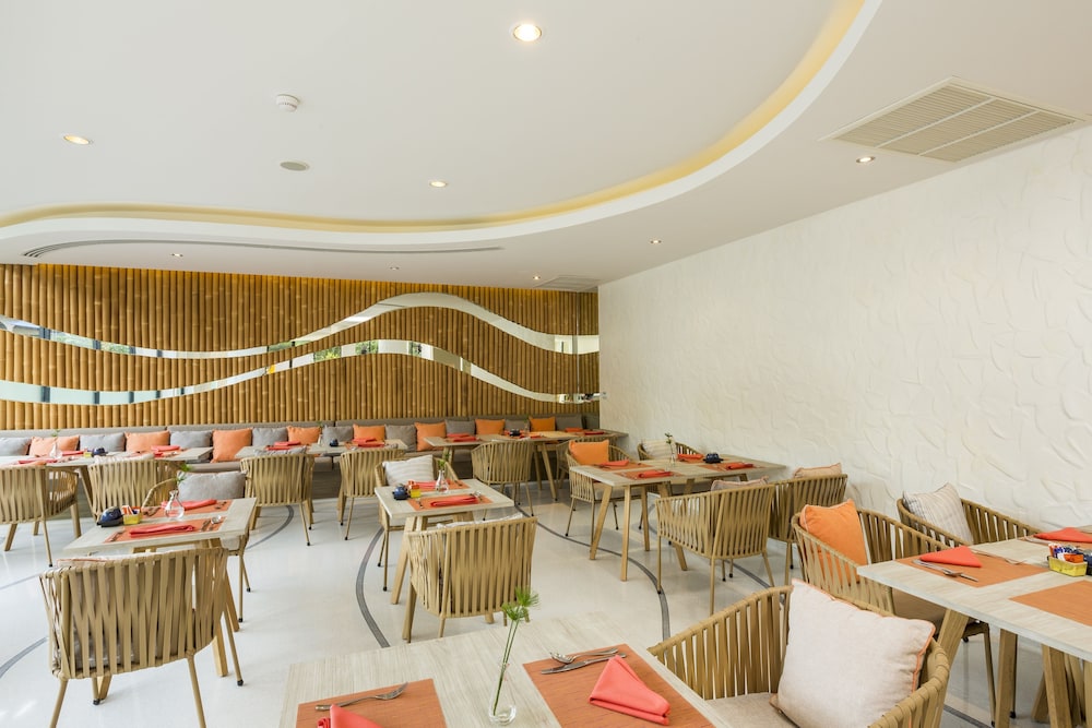 Bandara Beach Resort, Phuket — Restaurant in Ko Lon, Phuket Province