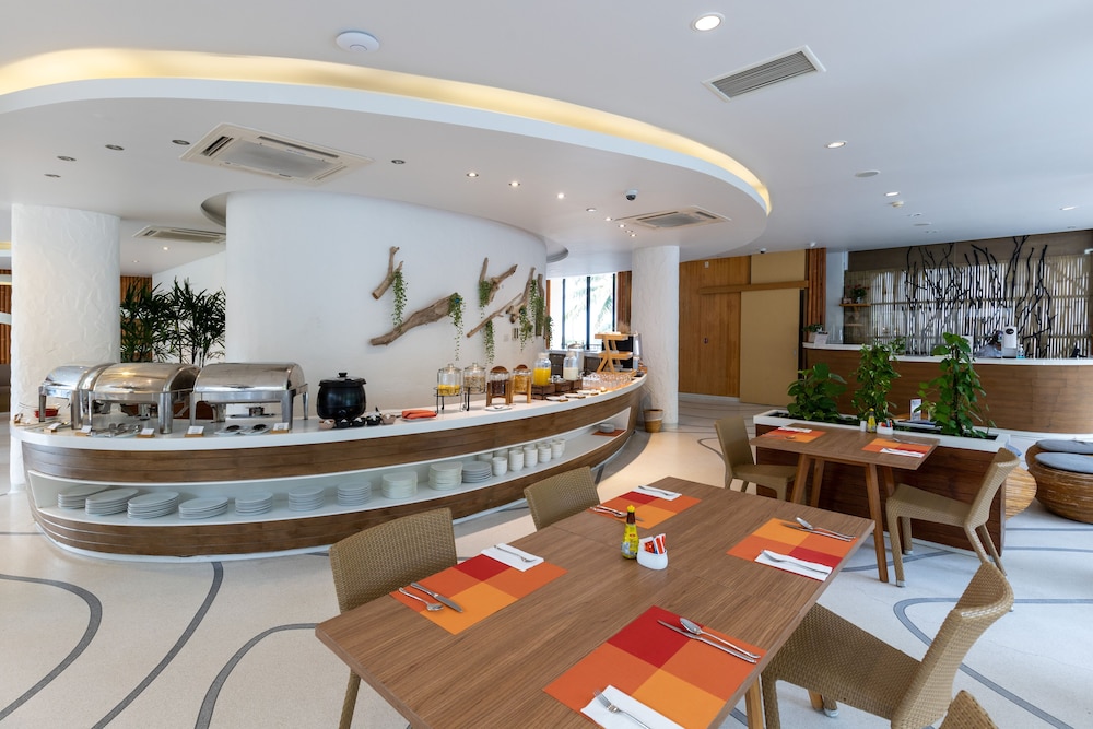 Bandara Beach Resort, Phuket — Restaurant in Ko Lon, Phuket Province