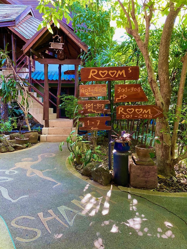 Shanti Lodge Phuket — Hotel building in Chalong, Phuket Province