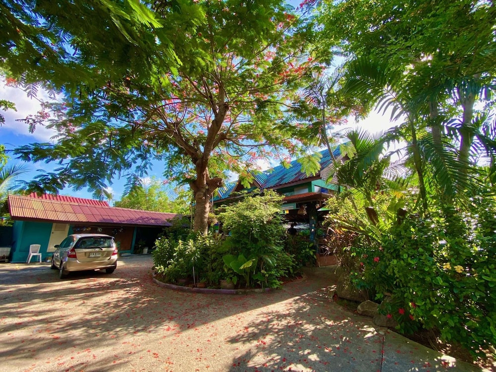 Shanti Lodge Phuket — Hotel building in Chalong, Phuket Province
