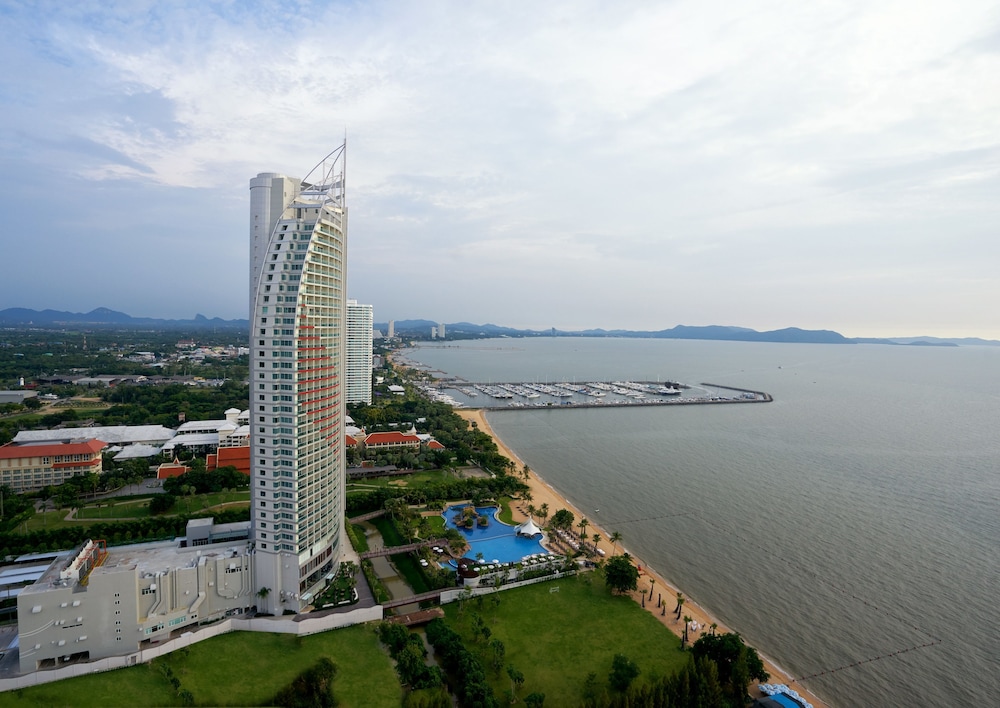 Mövenpick Siam Hotel Na Jomtien Pattaya — Hotel building in Sattahip, Chonburi