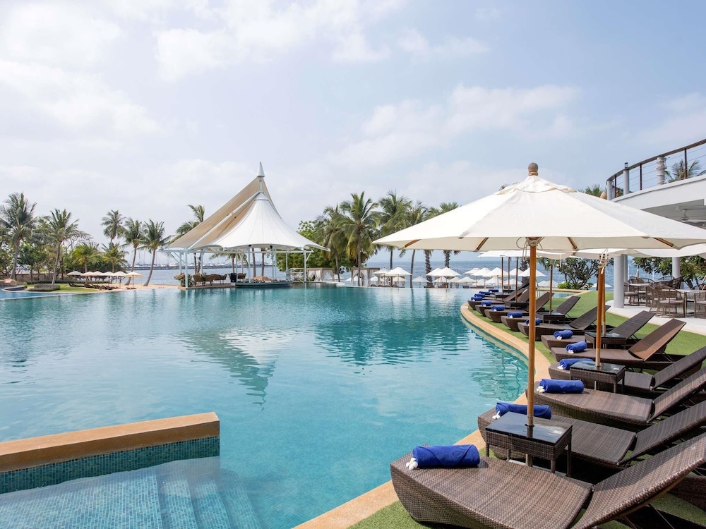 Mövenpick Siam Hotel Na Jomtien Pattaya — Swimming pool in Sattahip, Chonburi