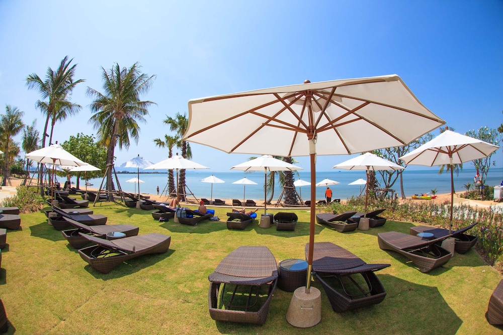 Mövenpick Siam Hotel Na Jomtien Pattaya — Beach in Sattahip, Chonburi