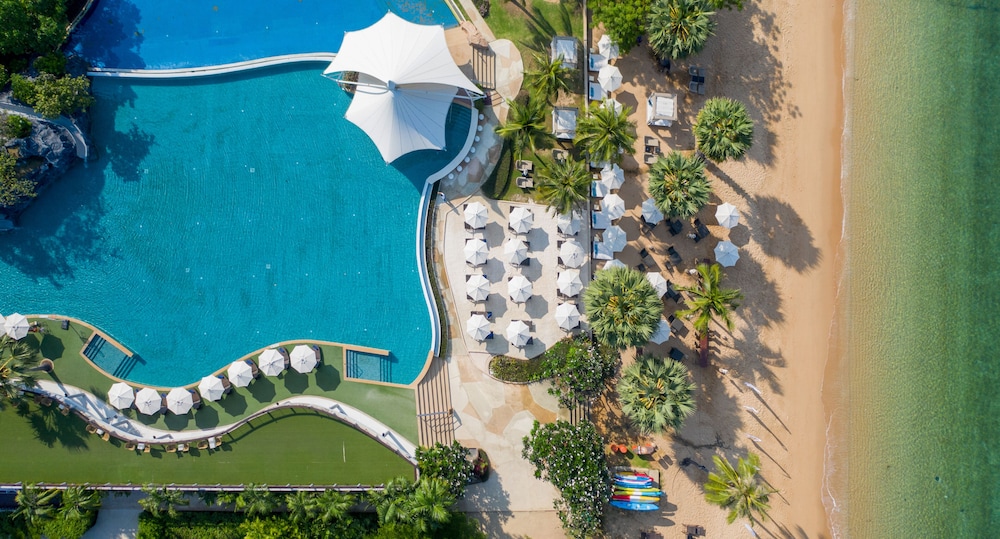 Mövenpick Siam Hotel Na Jomtien Pattaya — Swimming pool in Sattahip, Chonburi