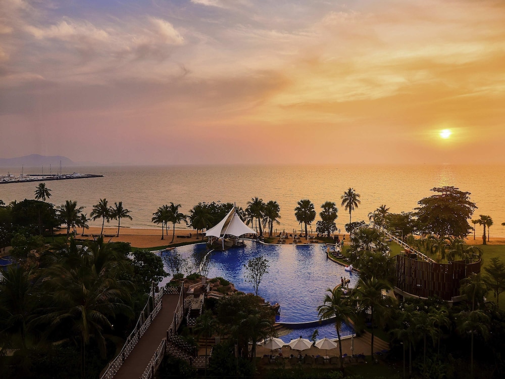 Mövenpick Siam Hotel Na Jomtien Pattaya — Swimming pool in Sattahip, Chonburi
