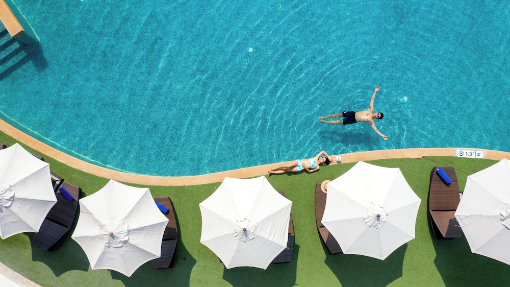Mövenpick Siam Hotel Na Jomtien Pattaya — Swimming pool in Sattahip, Chonburi