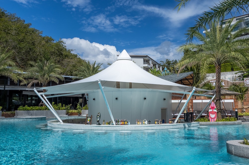 Patong Bay Hill Resort — Restaurant & bars in Patong Beach, Phuket Province
