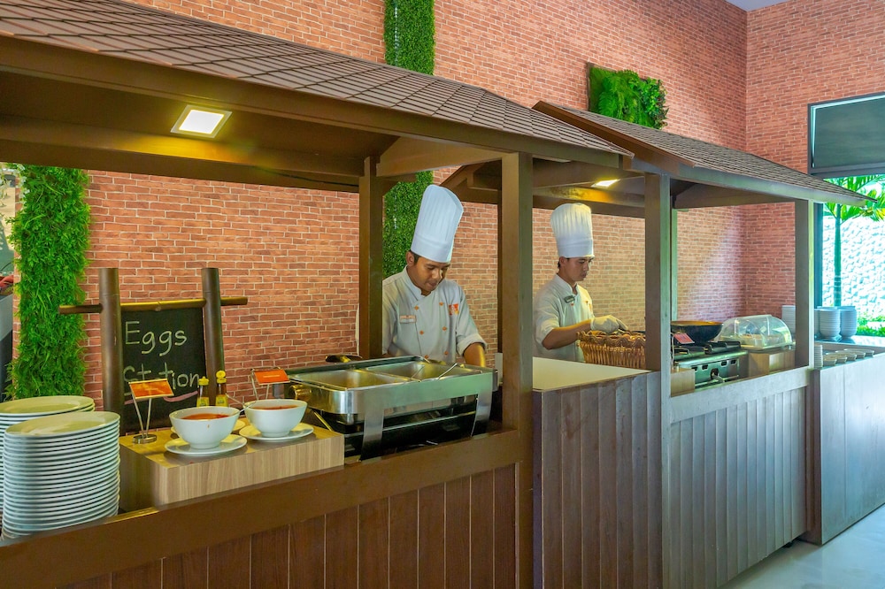 Patong Bay Hill Resort — Restaurant & bars in Patong Beach, Phuket Province