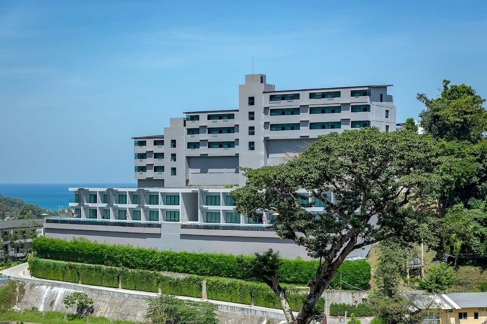 Patong Bay Hill Resort — Hotel building in Patong Beach, Phuket Province