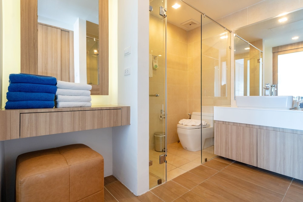 Patong Bay Hill Resort — Hotel rooms in Patong Beach, Phuket Province