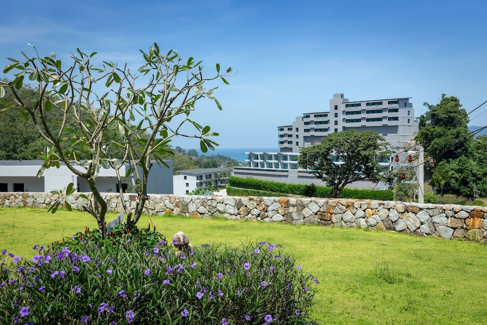 Patong Bay Hill Resort — Hotel building in Patong Beach, Phuket Province