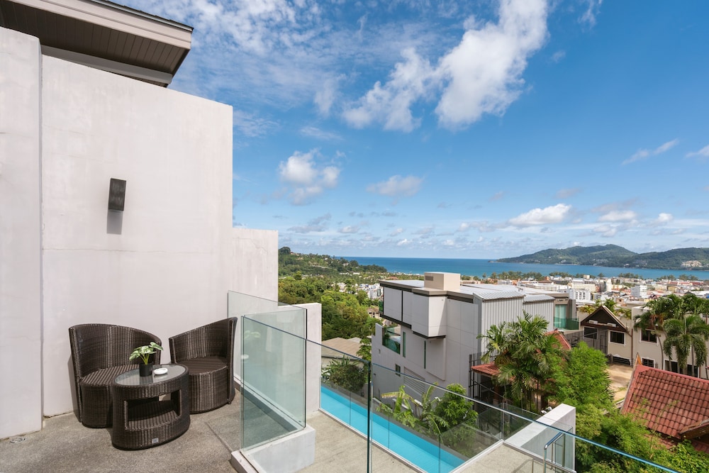 Patong Bay Hill Resort — Hotel building in Patong Beach, Phuket Province
